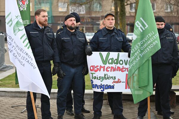 В настоящее время в тюремной системе не хватает около 40 процентов должностных лиц из-за маленьких зарплат и ненадлежащих условий работы. - Sputnik Литва