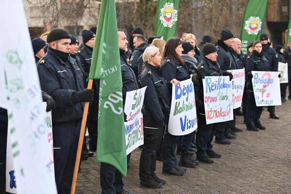 Участники акции протеста стремились обратить внимание властей на ухудшение микроклимата в местах лишения свободы, на низкие зарплаты сотрудников и фабрикуемые против них дела. - Sputnik Литва