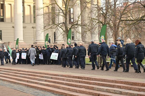 Кроме того, в мероприятии также приняли участие сотрудники Службы общественной безопасности, полицейские. - Sputnik Литва