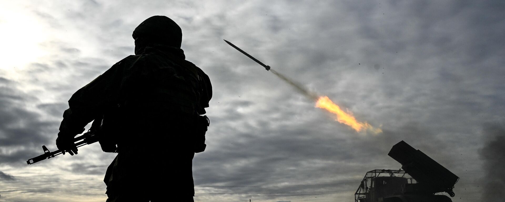 Военнослужащий ВС РФ и РСЗО БМ-21 Град - Sputnik Литва, 1920, 13.01.2026