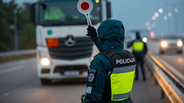 Литовский полицейский со знаком Стоп, архивное фото - Sputnik Литва