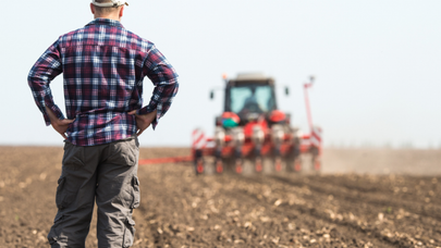 Трактор в поле, архивное фото