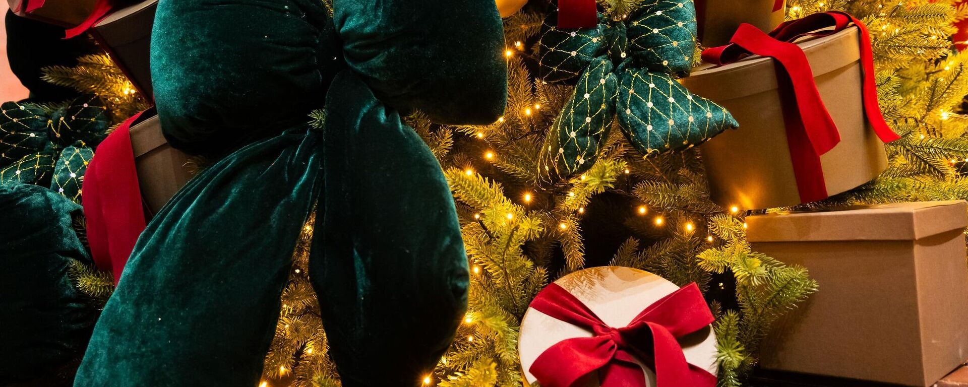 Рождественские украшения на елке - Sputnik Литва, 1920, 24.12.2025