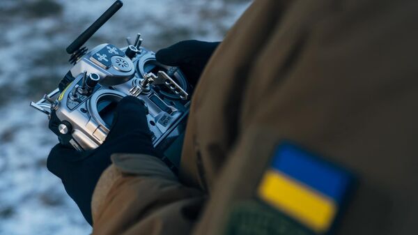 Военнослужащий ВСУ с пультом управления дроном, архивное фото - Sputnik Литва