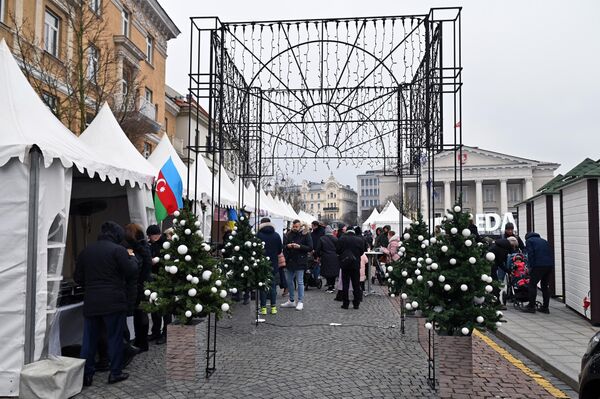 На Ратушной площади в Вильнюсе прошла традиционная Рождественская благотворительная ярмарка. - Sputnik Литва