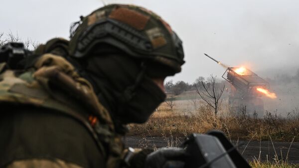 РСЗО Град и военнослужащий ВС РФ - Sputnik Литва