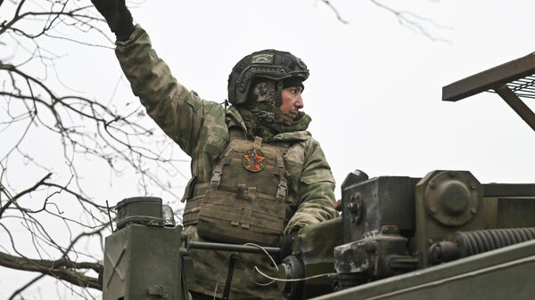 Военнослужащий расчета САУ 2С7М Малка ВС РФ, архивное фото - Sputnik Литва