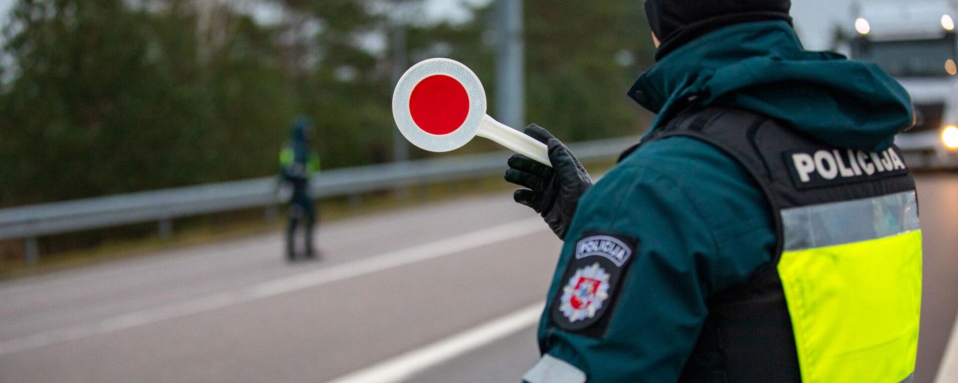 Литовский полицейский со знаком Стоп, архивное фото - Sputnik Литва, 1920, 05.12.2025
