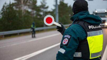 Литовский полицейский со знаком "Стоп", архивное фото