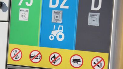 Знаки на заправочной станции, архивное фото