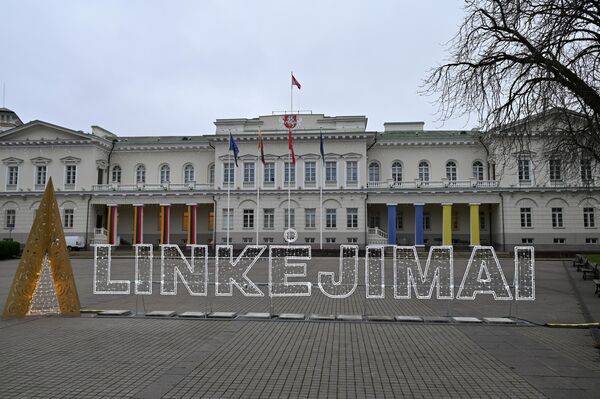 Президентский дворец украшен рождественскими огнями, на площади имени Симонаса Даукантаса установлена большая светящаяся надпись 