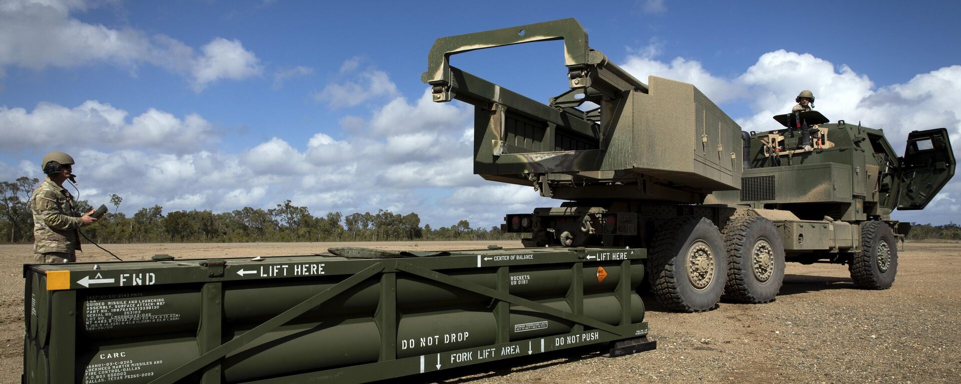 Подготовка ракеты ATACMS для загрузки в американскую систему HIMARS в Австралии - Sputnik Литва, 1920, 24.08.2025