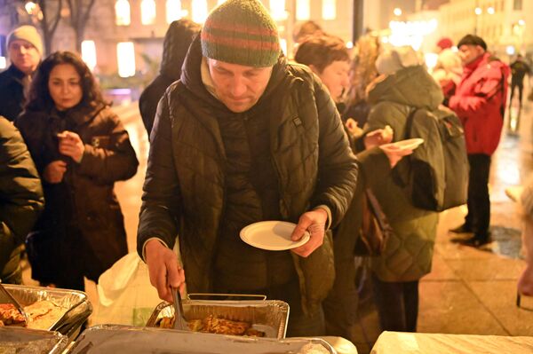 Также всех посетителей праздника угощали теплым чаем и национальными еврейскими блюдами. - Sputnik Литва