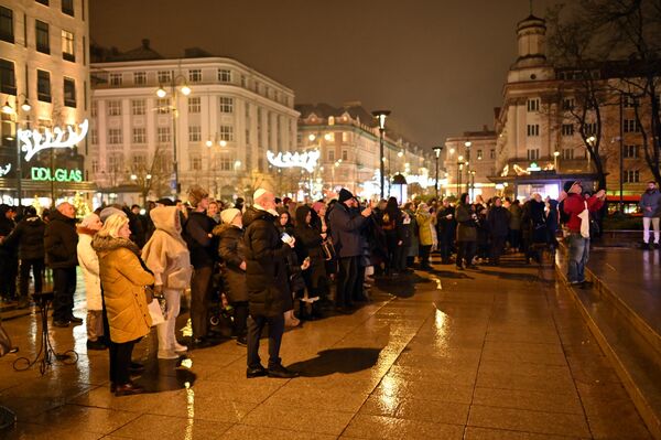 &quot;Мы отпраздновали Хануку в большой компании жителей Вильнюса и друзей – с 3D-шоу, живой музыкой, шестой ханукальной свечой, традиционными пончиками.., латкес и самым главным подарком – общением&quot;, — отметили в общине. - Sputnik Литва