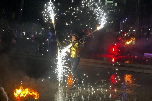 Организаторы праздника подготовили концерт и огненное шоу. - Sputnik Литва