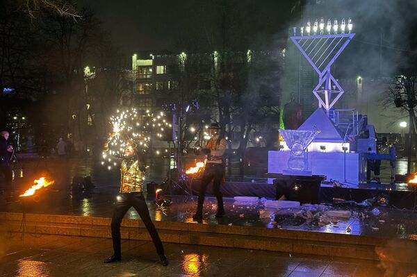 На фото: фрагменты огненного шоу. - Sputnik Литва