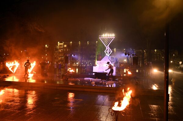 Свечи символизируют надежду и веру и напоминают, что свет обязательно побеждает тьму. - Sputnik Литва