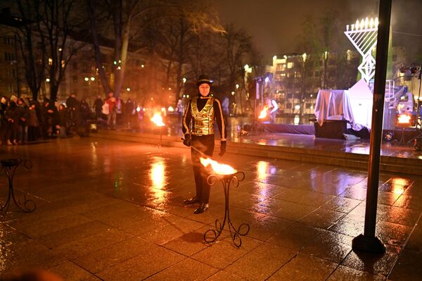 На фото: огненное шоу на в Вильнюсе по случаю празднования Хануки. - Sputnik Литва