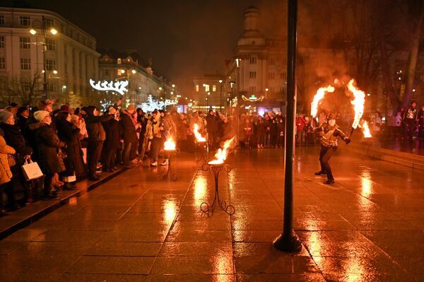 На фото: фрагменты огненного шоу по случаю празднования Хануки. - Sputnik Литва