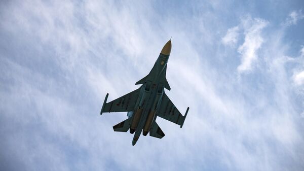 Полет истребителя-бомбардировщика Су-34 ВКС РФ над аэродромом в зоне проведения спецоперации. - Sputnik Литва