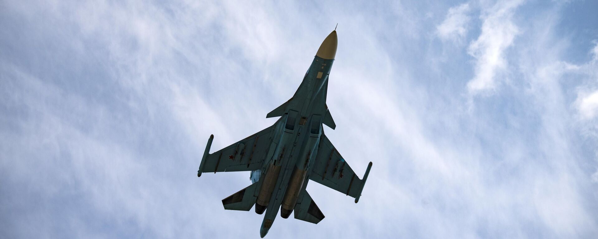 Полет истребителя-бомбардировщика Су-34 ВКС РФ над аэродромом в зоне проведения спецоперации. - Sputnik Литва, 1920, 01.01.2025