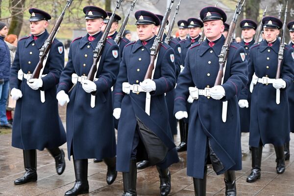 По этому случаю военные роты почетного караула ВС Литвы торжественно сняли триколор, который возвышался над башней в 2024 году, и подняли новый. - Sputnik Литва