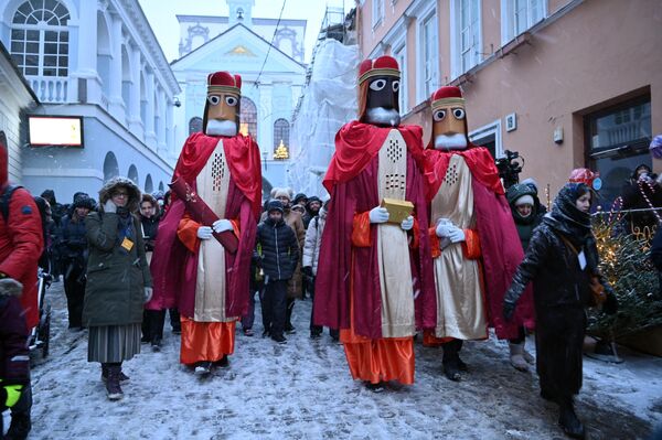 Персонажи олицетворяют трех волхвов, пришедших с дарами к новорожденному младенцу Иисусу Христу, чтобы поклониться ему как новому Царю Иудейскому. - Sputnik Литва