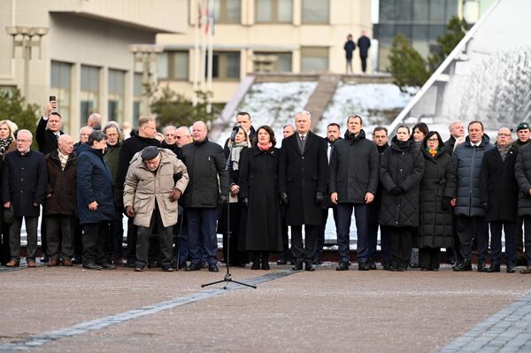 На церемонии поднятия флага присутствовали члены правительства, Сейма, председатель Верховного Совета – Восстановительного Сейма Витаутас Ландсбергис. - Sputnik Литва