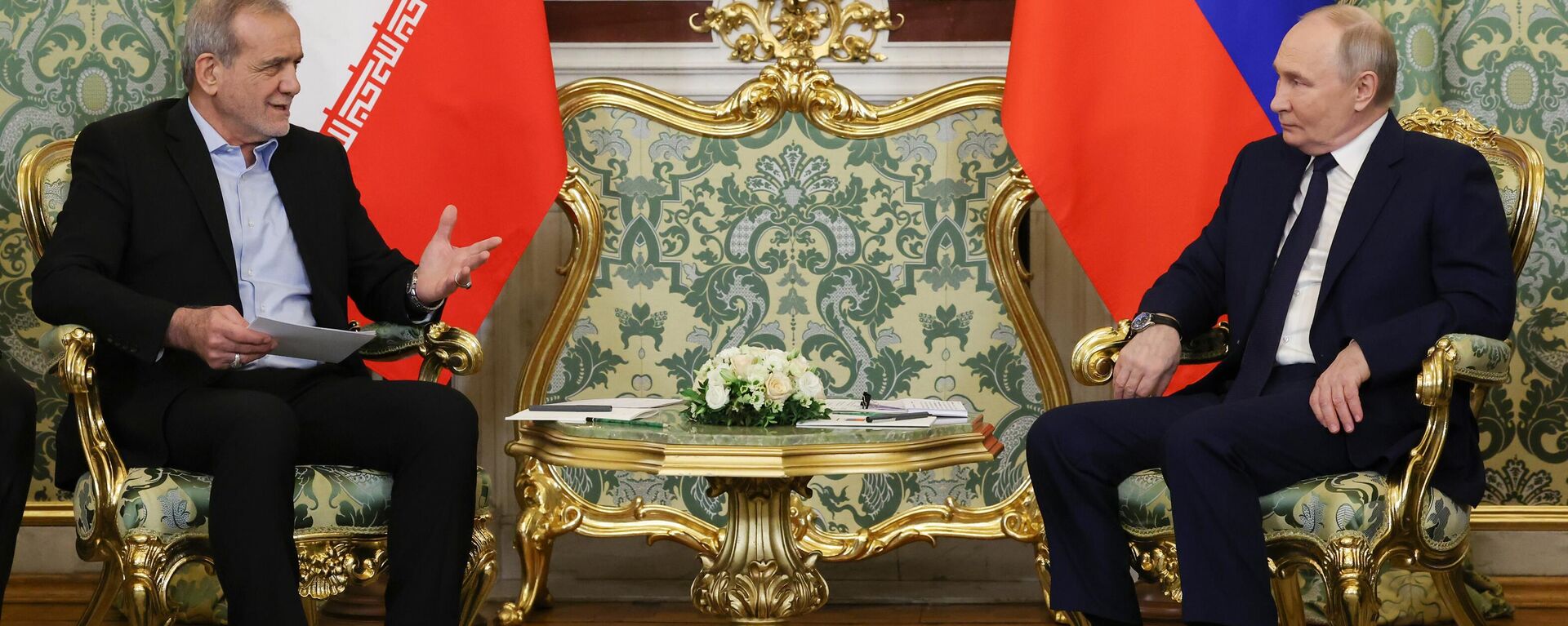 Встреча президента РФ В. Путина и президента Ирана М. Пезешкиана - Sputnik Литва, 1920, 17.01.2025