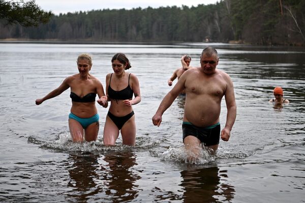 Православные верят, что в этот день освященная вода обладает чудодейственными свойствами. - Sputnik Литва