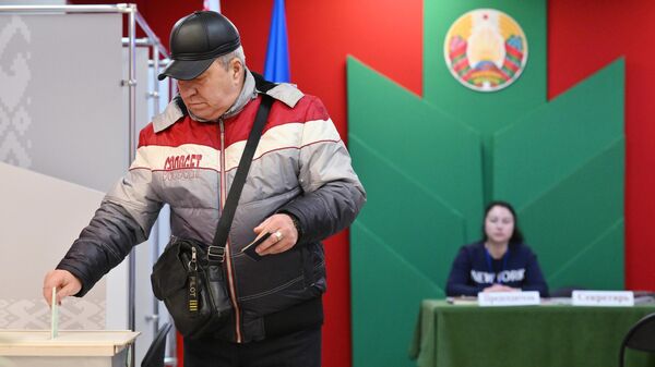 Голосование на выборах президента Белоруссии на избирательном участке в Минске - Sputnik Литва