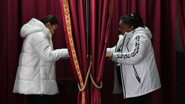 Голосование на выборах президента Белоруссии на избирательном участке в Минске - Sputnik Литва