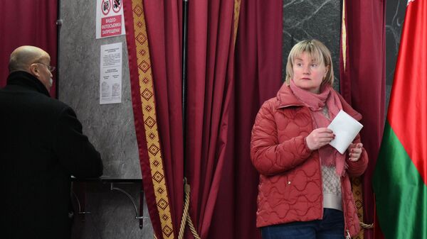 Голосование на выборах президента Белоруссии на избирательном участке в Минске - Sputnik Литва