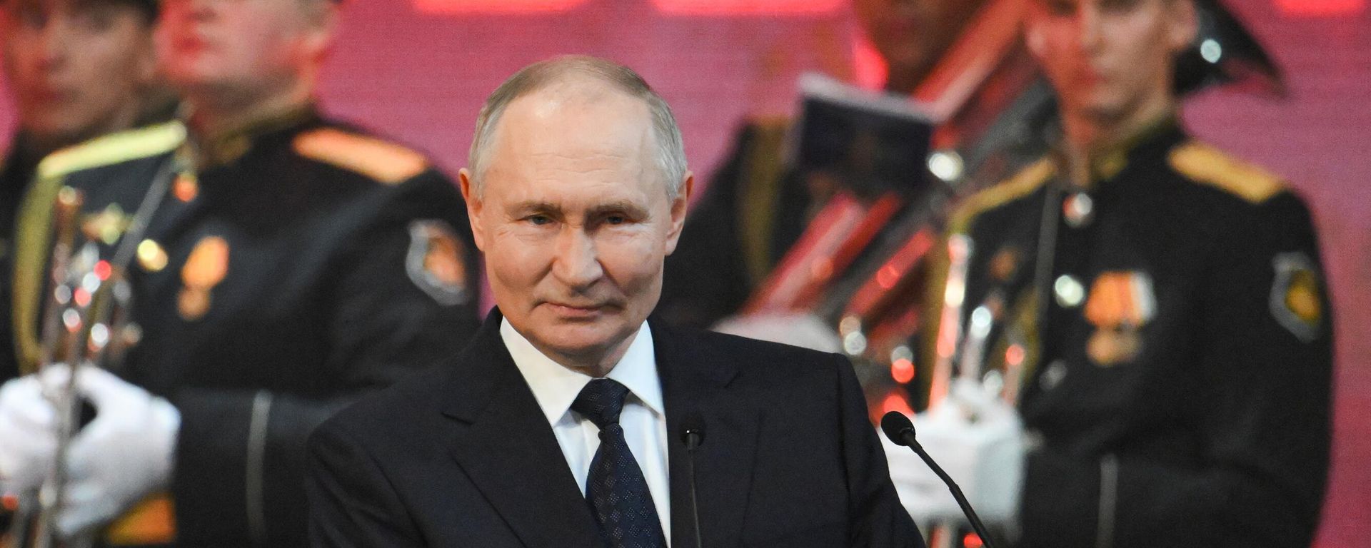 Президент РФ Владимир Путин выступает на концерте Ленинградская Победа в Большом концертном зале Октябрьский - Sputnik Литва, 1920, 27.01.2025