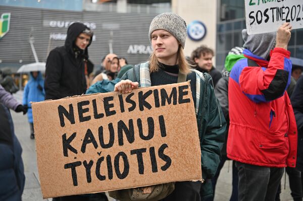 Протестующие держат плакат с надписью: 