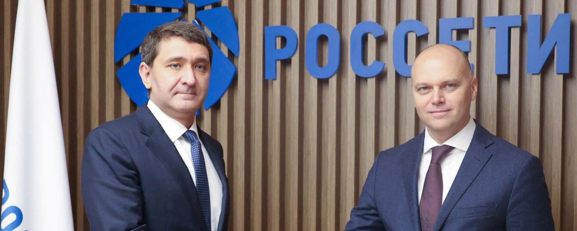 Генеральный директор ПАО Россети Андрей Рюмин (слева) и губернатор Калининградской области Алексей Беспрозванных (справа) - Sputnik Литва, 1920, 10.02.2025