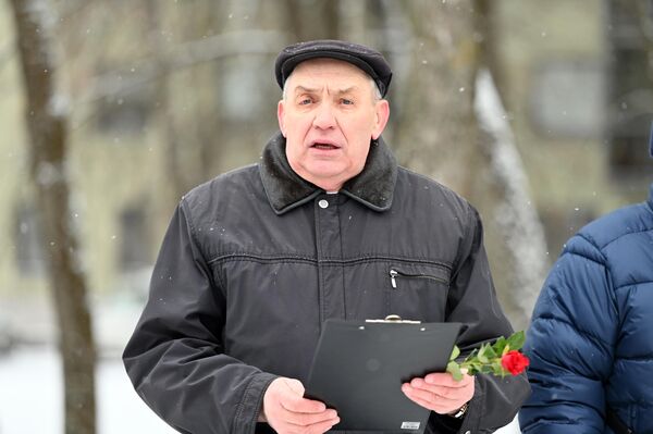 Перед собравшимися выступил председатель ветеранской организации воинов-интернационалистов Александр Литвиненко. - Sputnik Литва