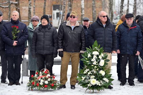 Участники акции возложили венки и цветы к памятнику павших воинов-интернационалистов. - Sputnik Литва