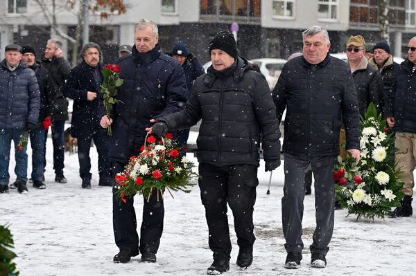 На фото: возложение цветов к мемориалу воинов-интернационалистов, павших в Афганской войне 1979–1989 годов. - Sputnik Литва