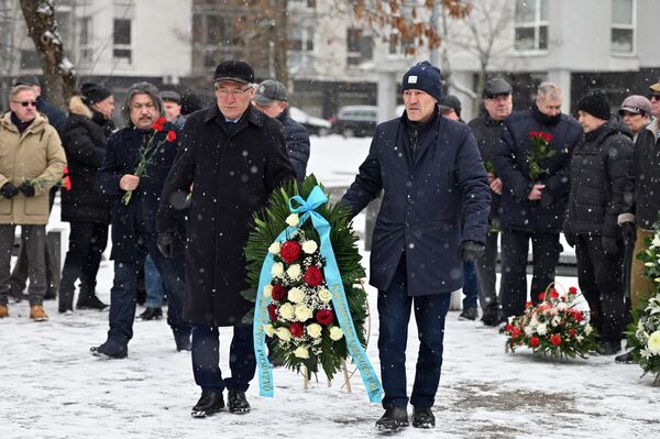 На фото: участники акции памяти возлагают венок к мемориалу. - Sputnik Литва