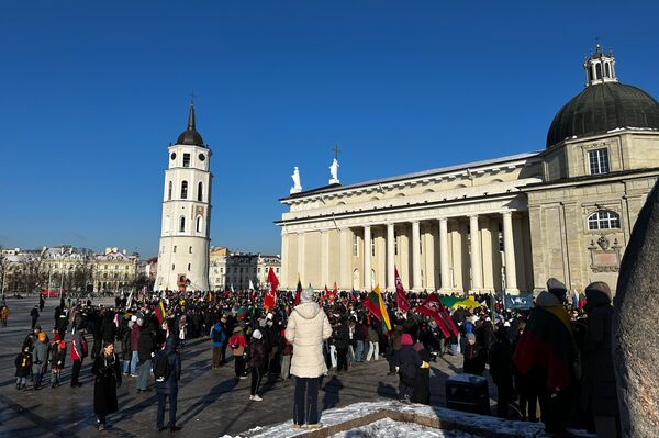 В столице утром состоялось молодежное шествие &quot;По пути Литовского государства&quot; от Кафедральной площади до кладбища Расу.  - Sputnik Литва