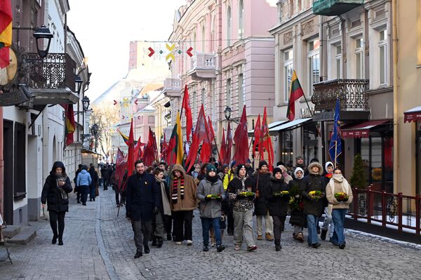Колонна прошлась по улицам Старого города с остановкой у Дома сигнатариев, где 16 февраля 1918 года был подписан Акт о независимости.  - Sputnik Литва