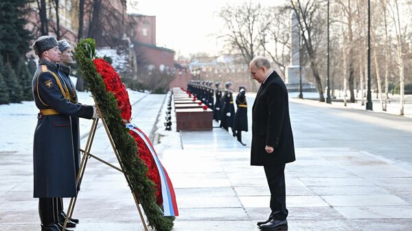 Президент Владимир Путин возложил цветы к Могиле Неизвестного Солдата в День защитника Отечества - Sputnik Литва