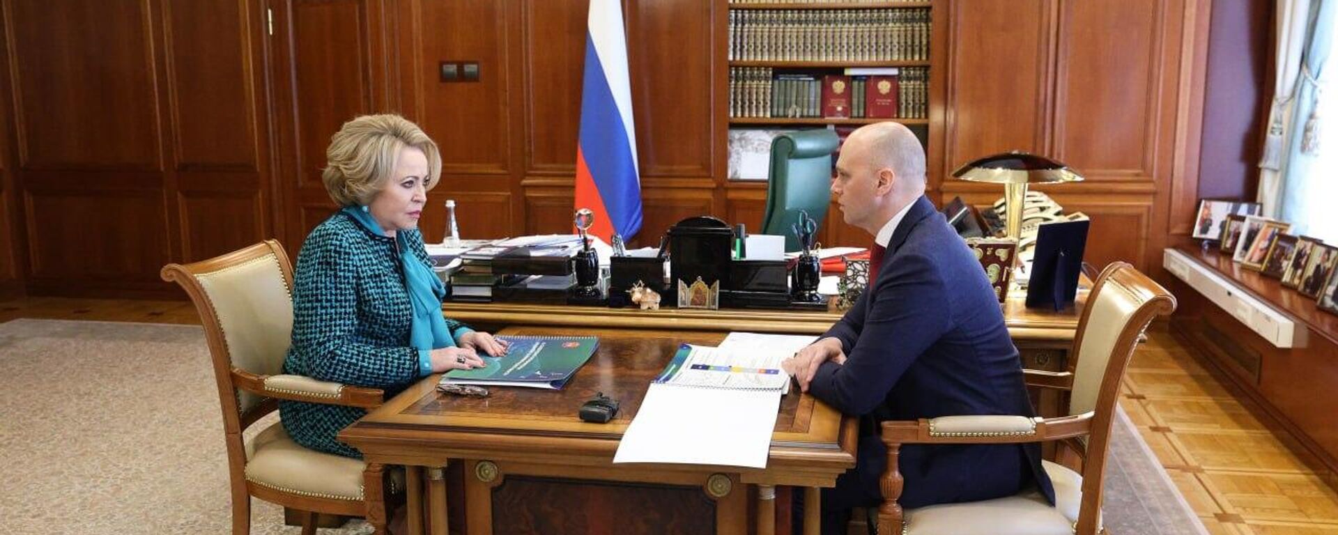 Спикер Совета Федерации Валентина Матвиенко и губернатор Калининградской области Алексей Беспрозванных  - Sputnik Литва, 1920, 24.02.2025