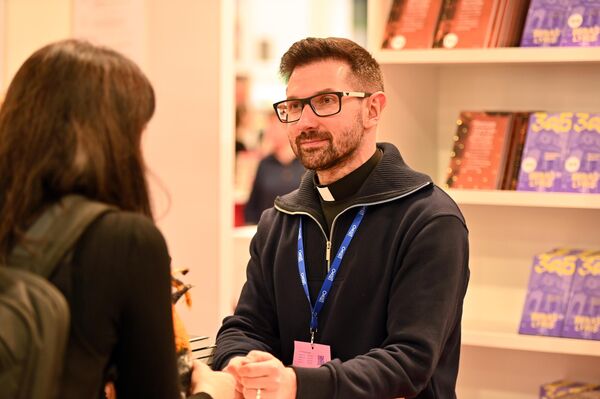 Посетители ярмарки могут не только купить книжные новинки, но и встретиться с авторами и издателями. - Sputnik Литва