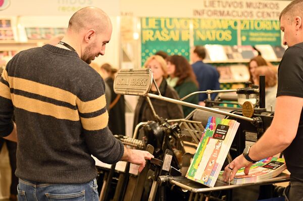 На фото: посетители книжной ярмарки в Вильнюсе. - Sputnik Литва