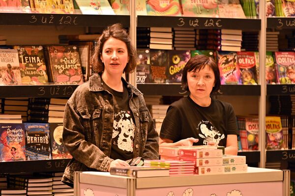 Ежегодно в ярмарке принимают участие около 300 издательств и других культурных организаций из Литвы и зарубежья, проводится более 500 различных мероприятий и концертов, за четыре дня ярмарку посещают более 50 тысяч посетителей. - Sputnik Литва