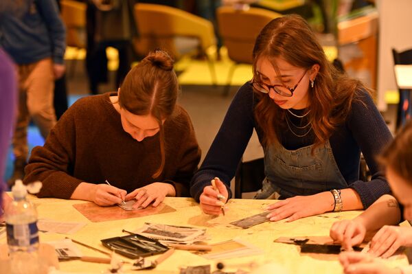 Давняя традиция ярмарки – после посещения мероприятия брать автограф писателя. Издательства приглашают на ярмарку особых гостей и организуют специальные мероприятия. - Sputnik Литва