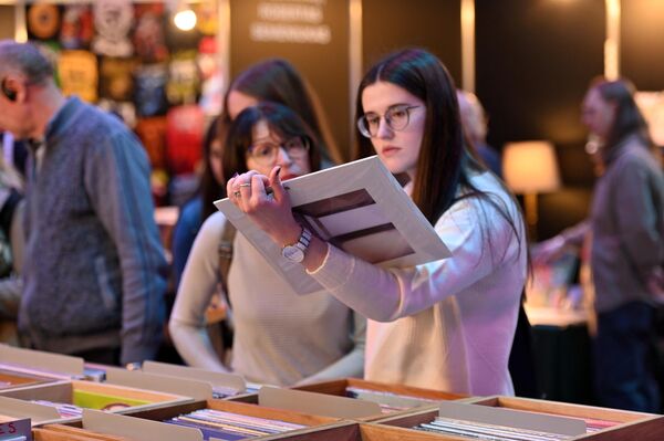 Посетители книжной ярмарки имеют возможность первыми приобрести новейшие произведения литовских и зарубежных писателей. - Sputnik Литва