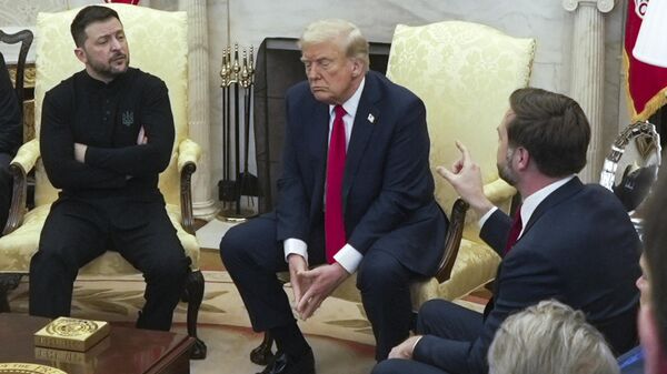 Президент США Дональд Трамп и вице-президент Джей Ди Вэнс во время переговоров с Владимиром Зеленским в Овальном кабинете Белого дома - Sputnik Литва